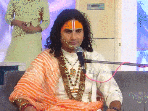 पताही में कर रहे प्रवचन 