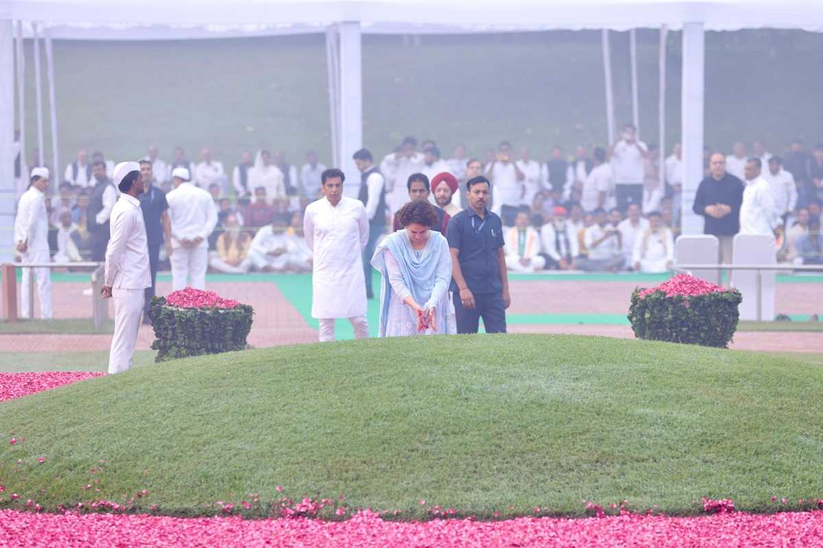 कांग्रेस महासचिव और सांसद प्रियंका गांधी वाड्रा ने पंडित नेहरू को श्रद्धांजलि दी। 