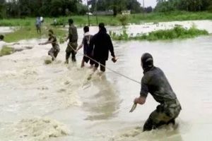 बाढ़ के कहर से घिरा आधा हिंदुस्तान, जनजीवन प्रभावित