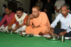 प्रतापगढ़ में CM योगी की रात्रि चौपाल, दलित के घर किया डिनर, अ‌फसरों को लगाई फटकार