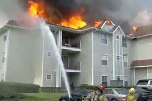 अपार्टमेंट के एक फ्लैट में लगी आग, लाखों का नुकसान