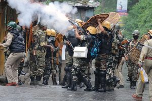 गोरखालैंड समर्थकों और पुलिस के बीच झड़प , दार्जिलिंग बंद का 45 दिन
