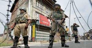 कश्मीर में कई हिस्सों से हटा प्रतिबंध