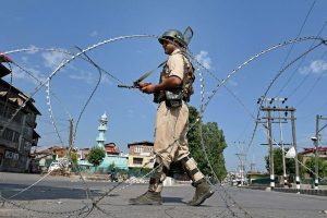 अलगाववादियों की बंद की घोषणा करने के बाद श्रीनगर में लगाए गए प्रतिबंध