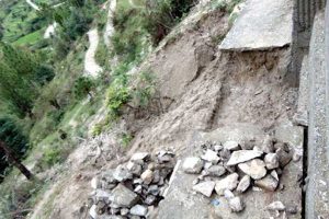 भूस्खलन से जम्मू-श्रीनगर राजमार्ग पर यातायात बहाल