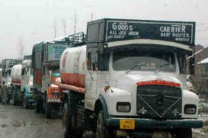 बारिश और भूस्खलन के कारण श्रीनगर-जम्मू राष्ट्रीय राजमार्ग बंद