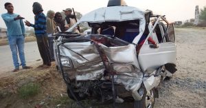 बिहार : औरंगाबाद में तेज रफ्तार वैन की ट्रक से भिड़ंत, तीन की मौत
