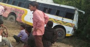 पटना में यात्री बस खाई में गिरी, 3 की मौत