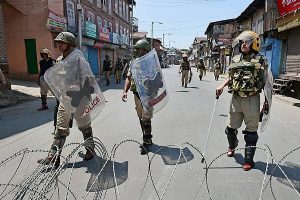कश्मीर के कई शहरों में कर्फ्यू