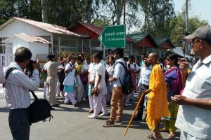वाराणसी में छात्र-छात्रों ने योगी का विरोध किया