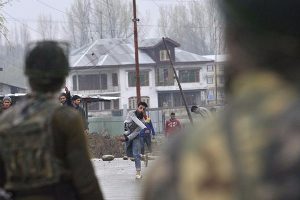 जम्मू कश्मीर में युवाओं तथा सुरक्षाकर्मियों में झड़प