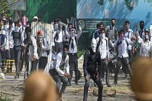 जम्मू कश्मीर के अनंतनाग, बारामुला में छात्रों एवं सुरक्षा बलों के बीच झड़पें