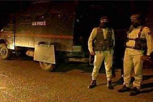 कश्मीर में आतंकवादियों ने पुलिस दल पर हमला किया