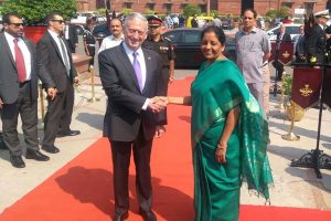 अमेरिकी रक्षा मंत्री पहुंचे भारत, निर्मला सीतारमण ने किया स्वागत