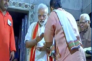 PM मोदी ने दुर्गा कुंड मंदिर में की पूजा, डाक टिकट भी की जारी