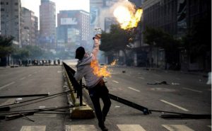 वेनेजुएला : सरकार विरोधी प्रदर्शन जारी, एक की मौत