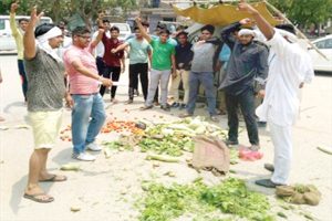 सड़क पर सब्जियां फेंक किसानों ने जताया विरोध