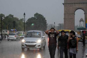 दिल्ली में मौसम ने ली करवट