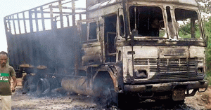 नक्सलियों ने जलाया ट्रक, चालक का मोबाईल लूटा