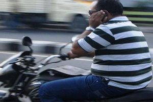 ध्यान से, गाड़ी चलाते समय फोन पर बात की, तो बंगाल सरकार रद्द कर देगी लाइसेंस