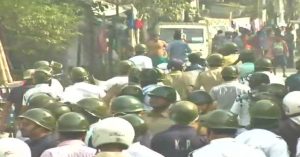 कोलकाता : बस ने दो युवकों को कुचला, गुस्साई भीड़ ने जलाई 3 बसों, पुलिस पर किया पथराव