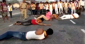 महादायी मुद्दे पर कर्नाटक बंद , लोगों ने सड़कों पर लेटकर किया विरोध प्रदर्शन