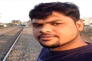 हैदराबाद : रेलवे ट्रैक पर ले रहा था सेल्फी, फिर जो हुआ…..