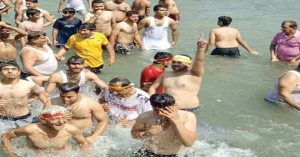पाकिस्तानी हिंदू तीर्थ यात्रियों ने किया गंगा स्नान