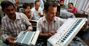 महाराष्ट्र के मतदान केंद्रों पर EVM में गड़बड़ी की शिकायत