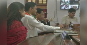 MP के CM कमलनाथ एवं उनके बेटे नकुलनाथ ने किये नामांकन पत्र दाखिल