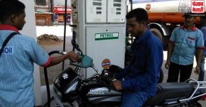 दिल्ली में फिर 70 रुपये से कम हुआ पेट्रोल, डीजल 64 रुपये से नीचे पहुंचा