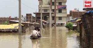 बिहार : थाने में घुसा बाढ़ का पानी, आने-जाने के लिए नाव ही सहारा