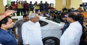 सीएम नीतीश कुमार अपने आवास से इलेक्ट्रिक कार से विधानसभा पहुंचे