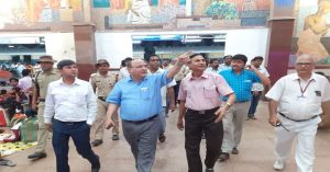 बिहार : रेल महाप्रबंधक त्रिवेदी ने ट्रैन में यात्रियों से मिलकर सुविधाओं का लिया जायजा