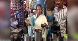 ममता बनर्जी ने टी स्टॉल पर बनाई चाय, वीडियो शेयर कर लिखा-छोटे काम देते हैं सुकून