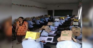 कर्नाटक में नकल रोकने के लिए छात्रों को पहना दिए गत्ते के डिब्बे