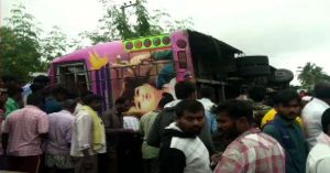 कर्नाटक में आज सुबह बस पलटने से 5 लोगों की मौत, 15 घायल