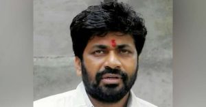 महाराष्ट्र : किसानों की मांगों को लेकर राजभवन मार्च के दौरान विधायक बच्चू काडू सहित छह लोग गिरफ्तार