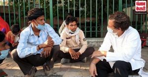 दिल्ली : राहुल गांधी ने प्रवासी मजदूरों से की मुलाकात, फुटपाथ पर बैठकर उनकी स्थिति के बारे में जानकारी ली
