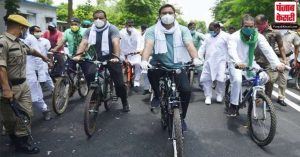 RJD के 24वें स्थापना दिवस पर तेजस्वी-तेजप्रताप ने पार्टी नेताओं के साथ निकाला साइकिल मार्च