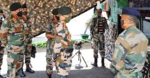 आर्मी चीफ नरवणे ने पठानकोट-जम्मू क्षेत्र में अंतरराष्ट्रीय सीमा के पास अग्रिम इलाकों का किया दौरा