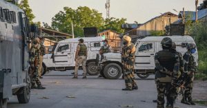 श्रीनगर: जैश-ए-मोहम्मद के दो आतंकी भारी मात्रा में हथियार के साथ गिरफ्तार, एक आतंकी का शव नाले में मिला
