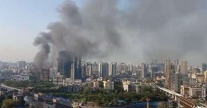 मुंबई  : ओशिवारा में रेजिडेंशियल बिल्डिंग में लगी भीषण आग, कोई हताहत नहीं