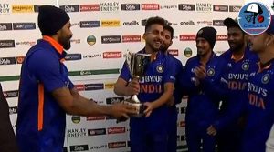 भारतीय टीम के परंपरा को बरकरार रखा कप्तान पांड्या ने, टीम के सबसे  नए खिलाड़ी को सौपी ट्रॉफी