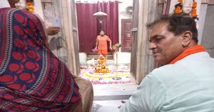 सावन मास के चतुर्थ सोमवार को कैबिनेट मंत्री ने अपनी माता के साथ दक्षेश्वर महादेव मंदिर में किया जलाभिषेक