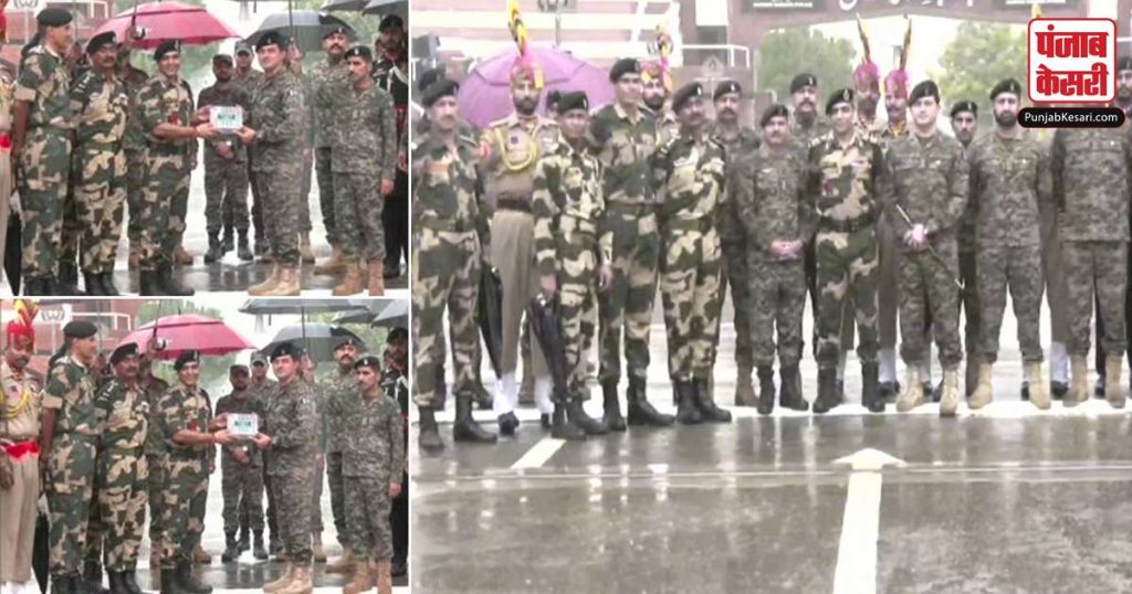1660585238 indian and pakistan soldiers stationed on the border exchange sweets