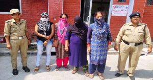 राहगिरों से अश्लील हरकते करती चार महिलाएं गिरफ्तार