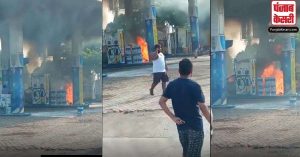 उत्तर प्रदेश : प्रयागराज में पेट्रोल पंप पर तेल भरने के दौरान कार में लगी भीषण आग, Pump पर मची भगदड़