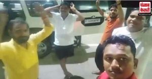 बुंदेलखंड एक्सप्रेस-वे पर शराब पीकर युवकों ने मचाया हुड़दंग, ‘सात समंदर पार’ गाने पर किया डांस