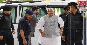 रक्षा मंत्री राजनाथ सिंह राजौरी में जारी मुठभेड़ की समीक्षा करने जम्मू पहुंचे